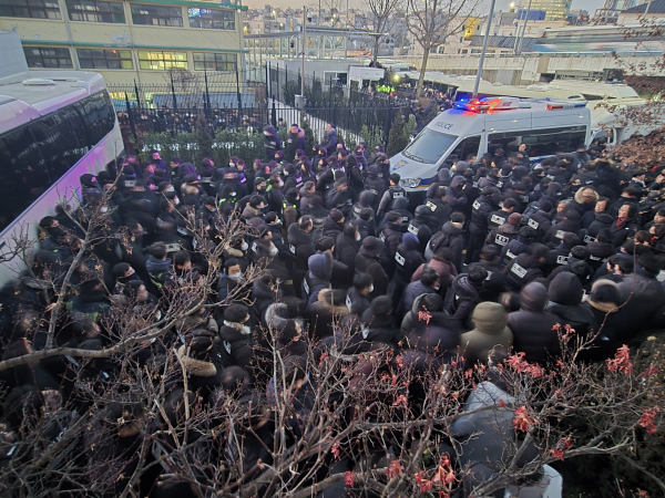 고위공직자범죄수사처(공수처)와 경찰이 윤석열 대통령에 대한 2차 체포영장 집행에 나선 15일 서울 용산구 한남동 대통령 관저 입구에서 경찰이 관저 진입을 시도하고 있다. /사진=연합뉴스