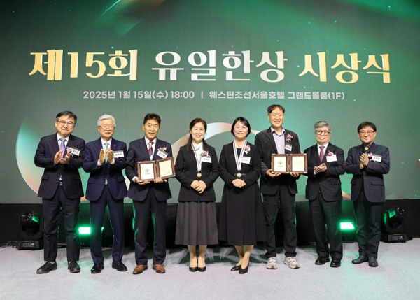 (왼쪽부터) 김우주 고려대 감염내과 교수(14회 수상자), 조욱제 유한양행 사장, 김석태·엄계숙 부부, 윤정희·김상훈 부부, 김중수 유한재단 이사장, 이광명 유한학원 이사. /사진=유한양행