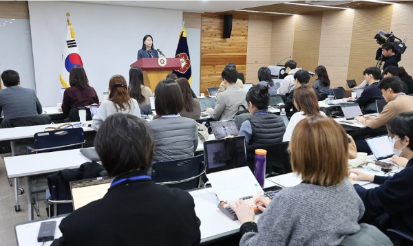 윤석열 대통령의 탄핵심판 2차 변론기일인 16일 서울 종로구 헌법재판소에서 천재현 공보관이 브리핑하고 있다. /사진=연합뉴스
