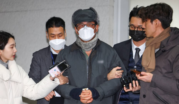 '12·3 비상계엄' 기획에 관여한 혐의로 구속된 노상원 전 국군정보사령관이 24일 오전 은평구 서울서부경찰서에서 검찰로 송치되고 있다. /사진=연합뉴스