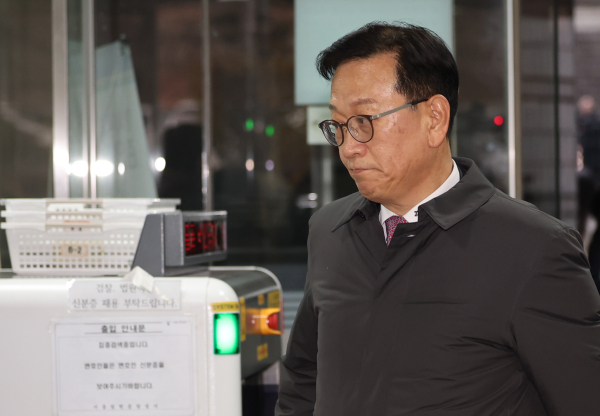 윤석열 대통령이 체포적부심사에 불출석한 16일 오후 서울 서초구 중앙지방법원에서 윤석열 대통령 측 석동현 변호사가 법정으로 향하고 있다. /사진=연합뉴스