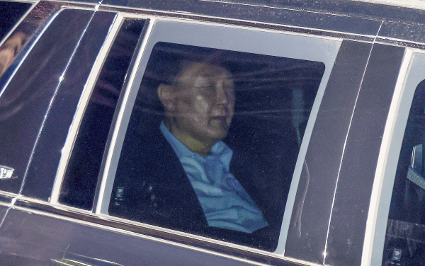 내란 우두머리와 직권남용 권리행사 방해 혐의를 받는 윤석열 대통령이 15일 오후 고위공직자범죄수사처의 조사를 마친 뒤 차량에 탑승해 경기도 의왕시 서울구치소로 향하고 있다. /사진=연합뉴스