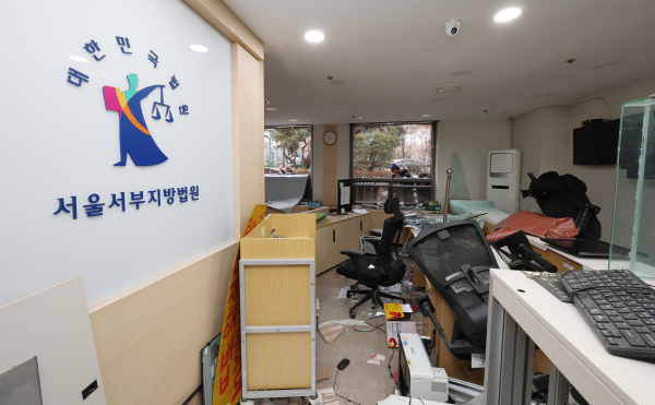 윤석열 대통령이 내란 우두머리 혐의로 구속되자 일부 윤 대통령 지지자들이 서울서부지방법원 내부로 난입해 불법폭력사태를 일으킨 19일 서부지법 내부가 파손돼 있다./사진=연합뉴스