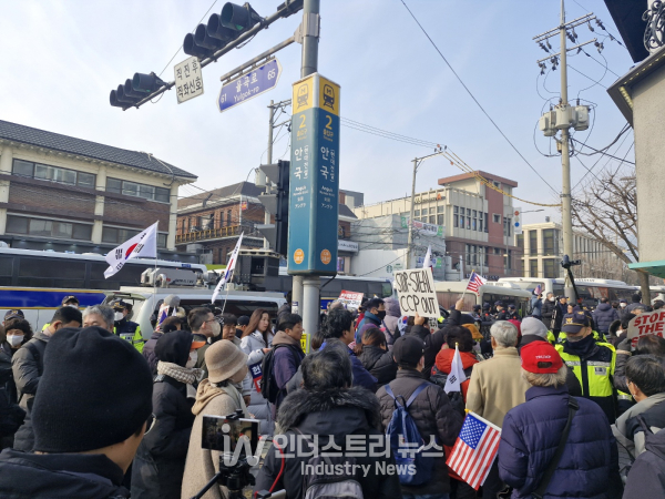 헌재가 위치한 3호선 안국역 인근은 경찰 인력과 윤 대통령 지지자들이 뒤엉켜 어수선한 모습을 보이고 있다. 경찰은 헌재로 진입하는 모든 골목마다 병력을 배치해 출입을 통제하고 있다./2025.01.21. 사진=서영길 기자