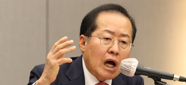 홍준표 대구시장이 지난해 12월 26일 오후 대구 북구 대구시청 산격청사에서 열린 송년 기자간담회에서 질문에 답변하고 있다. /사진=연합뉴스