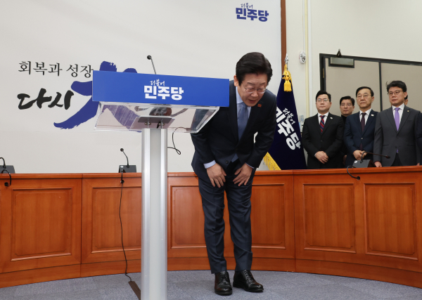 더불어민주당 이재명 대표가 23일 오전 서울 여의도 국회에서 열린 기자회견을 마친 후 인사하고 있다. /사진=연합뉴스