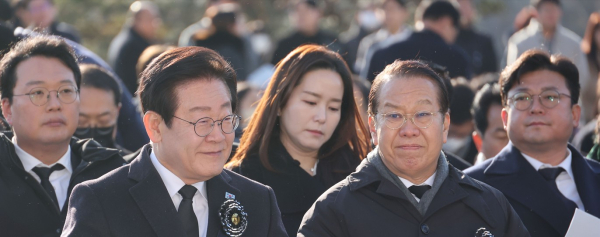 국민의힘 권영세 비상대책위원장(오른쪽) 과 더불어민주당 이재명 대표가 지난 3일 오전 서울 여의도 국회에서 열린 김수한 전 국회의장 국회장 영결식에 참석해 있다. /사진=연합뉴스
