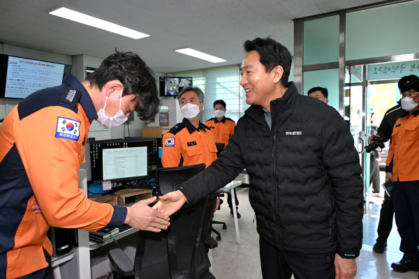 오세훈 서울시장이 절 연휴 첫날인 25일 서울 광진구 중곡 119안전센터를 방문해 대원들을 격려하고 있다. /사진=연합뉴스