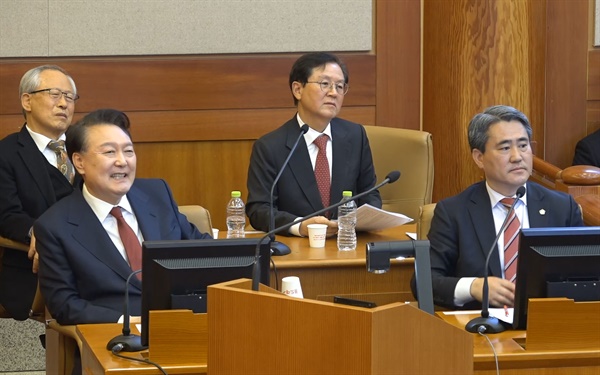 내란 우두머리 혐의로 구속된 윤석열 대통령이 23일 오후 서울 종로구 헌법재판소에서 열린 탄핵심판 4차 변론에 직접 출석해 있다. /사진=헌법재판소 화면 캡처