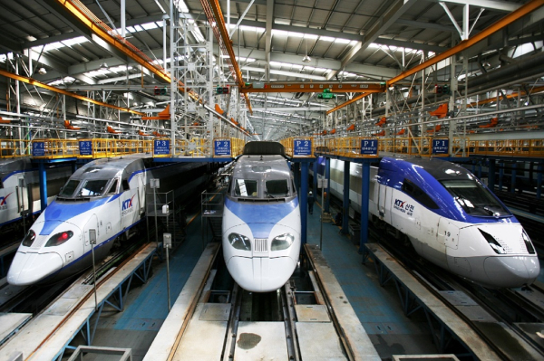 차고지에 있는 KTX. /사진=코레일