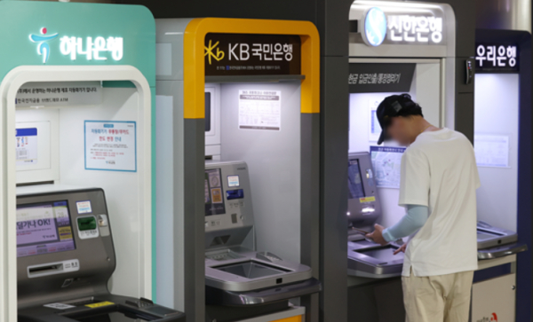 사진은 은행 ATM기기에서 현금을 인출하는 한 시민의 모습. / 사진=연합뉴스