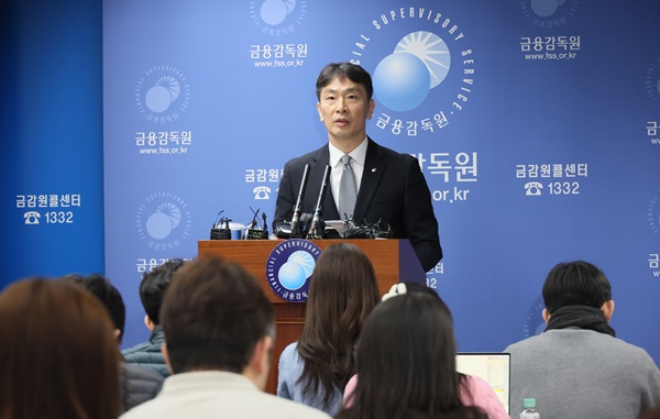 이복현 금감원장이 4일 서울 여의도 금융감독원에서 열린 2024년 금융지주·은행 등 주요 검사결과 관련 브리핑에서 모두 발언하고 있다./사진=연합뉴스