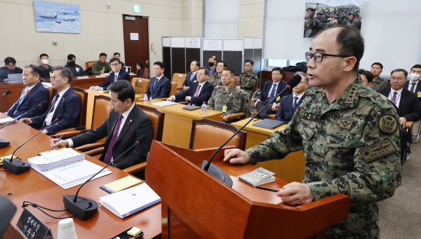 곽종근 전 특수전사령관이 4일 국회에서 열린 '윤석열 정부의 비상계엄 선포를 통한 내란 혐의 진상규명 국정조사 특별위원회' 청문회에 출석해 의원 질의에 답하고 있다. /사진=연합뉴스