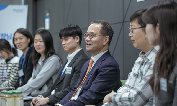 이찬우 NH농협금융지주 회장이 지난 4일 서울 용산구 고객행복센터에서 직원들의 의견을 듣고 있다 / 사진= NH농협금융지주