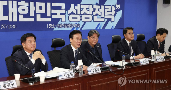 2월 6일 서울 여의도 국회 의원회관에서 열린 더불어민주당 집권플랜본부 신년 세미나, 성장은 민주당 "대한민국 성장전략"에서 김민석 총괄본부장(왼쪽 두번째)이 발언하고 있다. /사진=연합뉴스