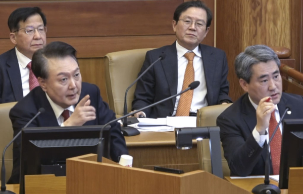 윤석열 대통령(앞줄 왼쪽)이 6일 서울 종로구 헌법재판소에서 열린 윤 대통령 탄핵 심판 6차 변론에서 증인으로 출석한 곽종근 전 육군 특수전사령관의 답변을 들은 뒤 발언을 하고 있다. /사진=연합뉴스
