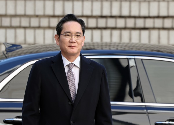 @ 이재용 삼성전자 회장이 3일 오후 서초구 서울고법에서 열린 부당합병·회계부정 혐의 항소심 선고공판에 출석하고 있다. / 사진=연합뉴스
