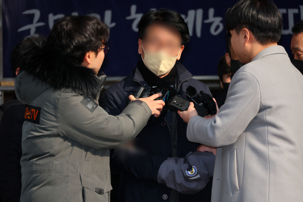 이재명 민주당 대표를 흉기로 찌른 혐의를 받는 김모씨가 지난해 1월 10일 부산 연제경찰서에서 나와 검찰로 송치되고 있다./사진=연합뉴스
