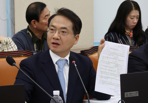더불어민주당 박선원 의원이 지난해 12월 5일 오전 윤석열 대통령의 비상계엄 선포·해제 경위와 관련한 긴급 현안질의가 열린 국회 국방위원회 전체회의에서 박안수 육군참모총장에게 질의하고 있다. /사진=연합뉴스