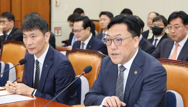 김병환 금융위원장(오른쪽)과 이복현 금융감독원장이 18일 국회 정무위원회 전체회의에서 위원 질의에 답변하고 있다 / 사진=연합뉴스
