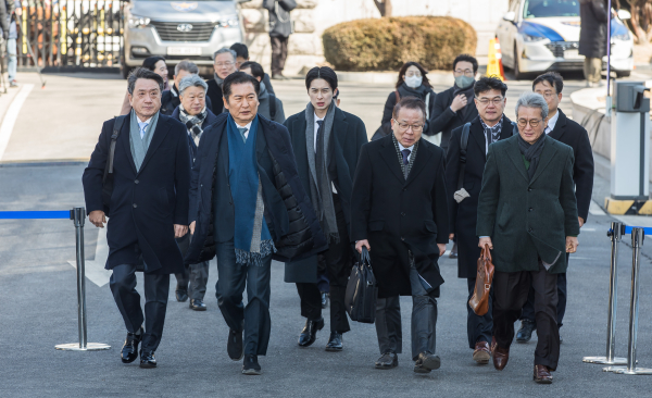 정청래 국회 탄핵소추위원장과 변호인단이 20일 서울 종로구 헌법재판소에서 열린 윤석열 대통령 탄핵심판 10차 변론기일에 출석하고 있다. /사진=공동취재단