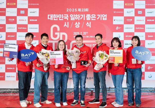 @ (왼쪽 2번째부터) ‘대한민국 GPTW 혁신리더’ 송훈 마케팅부 지부장, ‘대한민국 자랑스러운 워킹맘’ 전은미 재무팀 부장, ‘한국에서 가장 존경받는 CEO’ 송영재 대표, ‘GPTW 파이오니아’ 이재민 대외협력부 이사를 비롯한 임직원들이 시상식에 참석해 포즈를 취하고 있다. / 사진=BAT로스만스