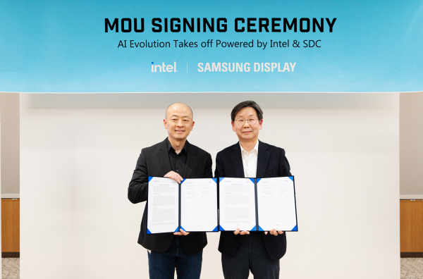 21일 삼성디스플레이 SDR에서 열린 인텔과의 MOU 체결식에서 이호중 중소형 상품기획팀장(오른쪽)과 데이비드 펭 인텔 클라이언트 컴퓨팅 그룹 클라이언트 세그먼트 총괄이 기념촬영을 하고 있다.