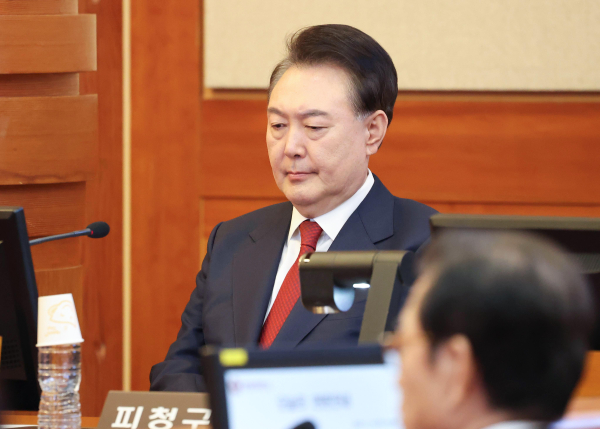 윤석열 대통령이 20일 서울 종로구 헌법재판소에서 열린 본인의 탄핵심판 10차 변론에 출석하고 있다. /사진=공동취재단