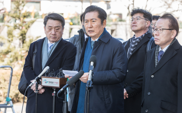 정청래 국회 탄핵소추위원장이 20일 서울 종로구 헌법재판소에서 열린 윤석열 대통령 탄핵심판 10차 변론기일에 출석해 입장을 밝히고 있다. /사진=공동취재단