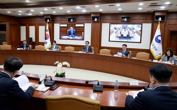 최상목 대통령 권한대행 부총리 겸 기획재정부 장관이 25일 정부서울청사에서 열린 '국정현안관계장관회의 겸 경제관계장관회의'를 주재하고 있다 / 사진=연함뉴스.