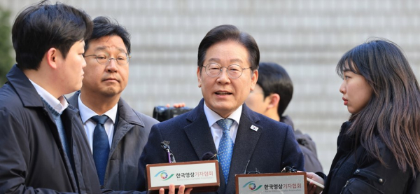더불어민주당 이재명 대표가 26일 서울 서초구 서울고등법원에서 열린 공직선거법 위반 혐의 사건 2심 공판에 출석하며 취재진의 질문에 답변하고 있다. /사진=연합뉴스