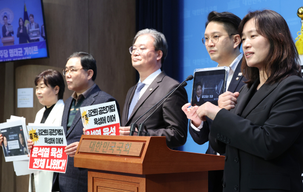 더불어민주당 명태균 게이트 진상조사단 단장을 맡은 서영교 의원과 위원들이 26일 국회 소통관에서 기자회견을 열고 윤대통령과 명태균 씨의 통화 녹취를 공개하고 있다. /사진=연합뉴스