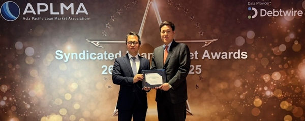 주명 한국투자증권 홍콩법인장(왼쪽)과 김주영 글로벌FI 팀장이 26일 홍콩에서 열린 ‘APLMA Syndicated Loan Market Award’에서 기념사진을 촬영하고 있다 / 사진=한국투자증권