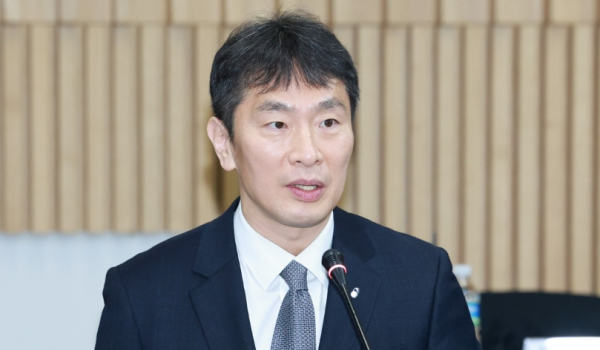 이복현 금융감독원장이 27일 서울 종로구 생명보험교육문화센터에서 열린 보험회사 최고경영자(CEO) 간담회에 참석해 발언하고 있다.