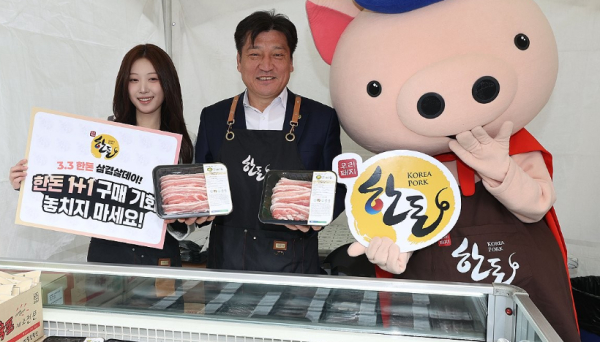 손세희 한돈자조금관리위원회 위원장이 지난달 28일 서울 중구 프레스센터 앞에서 열린 2025 삼겹살데이 현장 특판 '대한민국 원PIG! 한돈'행사장에서 모델들과 포즈를 취하고 있다 / 사진=연합뉴스