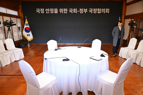 28일 서울 여의도 국회 사랑재에서 열릴 예정이던 국정 안정을 위한 국회-정부 국정협의회가 무산돼 자리가 비어 있다. /사진=국회사진기자단