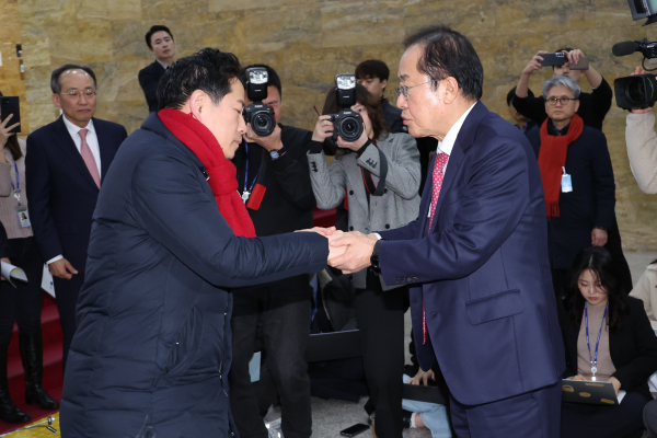 홍준표 대구시장이 5일 서울 여의도 국회를 방문해 마은혁 헌법재판관 임명에 반대하며 무기한 단식농성을 벌이고 있는 국민의힘 박수영 의원을 격려하고 있다. /사진=연합뉴스