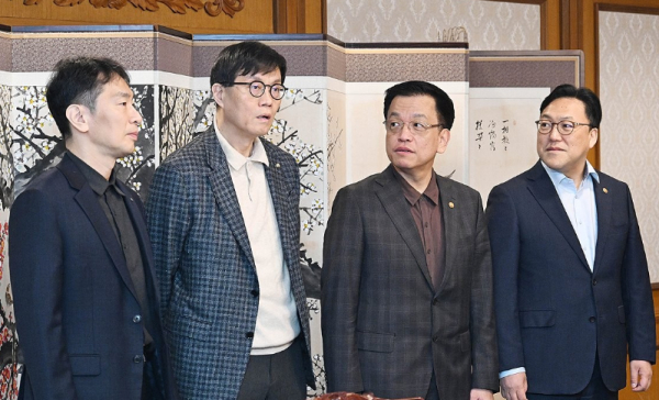 최상목 대통령 권한대행이 7일 정부서울청사에서 열린 거시경제·금융현안 간담회에서 참석자와 대화하고 있다. 왼쪽부터 이복현 금융감독원장, 이창용 한국은행 총재, 최 권한대행, 김병환 금융위원장 / 사진= 기획재정부