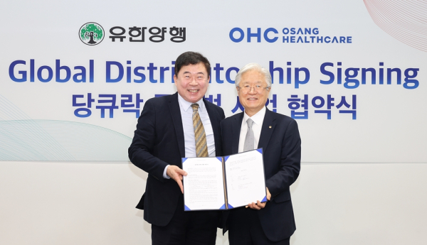 (왼쪽부터) 이동현 오상헬스케어 회장, 조욱제 유한양행 대표. / 사진=유한양행