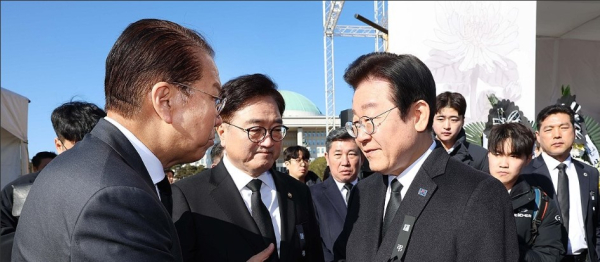 국민의힘 권영세 비상대책위원장(왼쪽)과 더불어민주당 이재명 대표가 지난해 12월 31일 서울 여의도 국회에 마련된 제주항공 여객기 사고 희생자 합동분향소에서 조문에 앞서 인사하고 있다. /사진=공동취재단