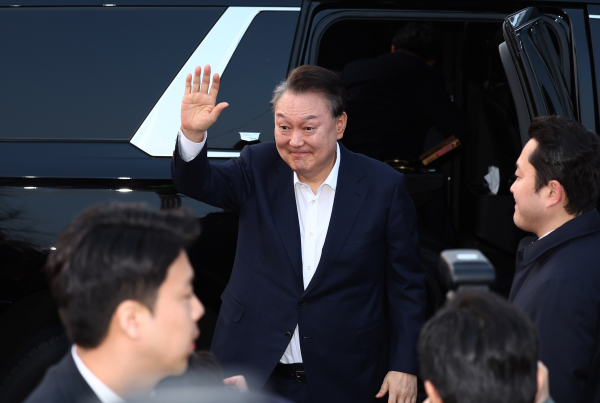 지난 8일 서울구치소에서 석방된 윤석열 대통령이 8일 서울 한남동 관저 앞에 도착, 차량에서 내려 지지자들을 향해 인사하고 있다. /사진=연합뉴스