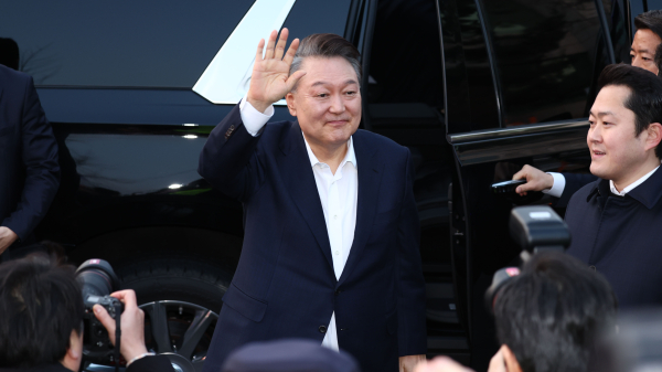 서울구치소에서 석방된 윤석열 대통령이 8일 서울 한남동 관저 앞에 도착, 차량에서 내려 지지자들을 향해 인사하고 있다. /사진=연합뉴스