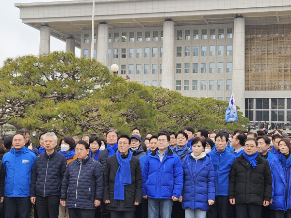 12일, 더불어민주당 의원들이 '윤석열 탄핵' 추진 도보 행진에 나섰다. /사진=김희선