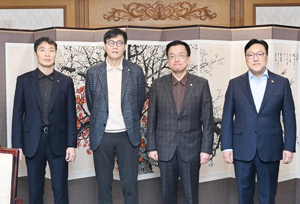 최상목 대통령 권한대행이 지난 7일 정부서울청사에서 열린 거시경제·금융현안 간담회에서 참석자들과 기념촬영을 하고 있다. 왼쪽부터 이복현 금융감독원장, 이창용 한국은행 총재, 최 권한대행, 김병환 금융위원장 / 사진=기획재정부