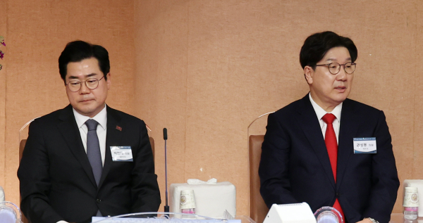 국민의힘 권성동 원내대표와 더불어민주당 박찬대 원내대표(왼쪽)가 16일 서울 영등포구 여의도 순복음교회에서 열린 한국교회 부활절 연합예배 2차 준비 기도회에 참석해 있다.