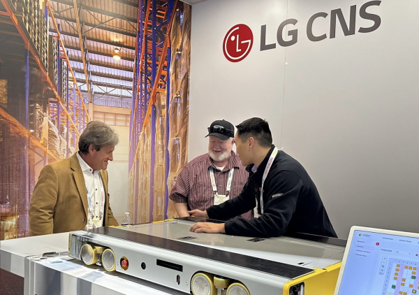 LG CNS 직원이 17~20일 미국 시카고에서 열린 세계 최대 물류자동화 전시회 '프로맷 2025'에서 창고 자동화 물류로봇 '3D 모바일 셔틀'과 스마트물류 솔루션을 소개하고 있다./사진=LG CNS