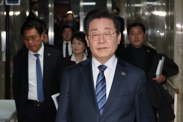 더불어민주당 이재명 대표가 17일 서울 여의도 국회에서 열린 비상의원총회에 참석하고 있다.