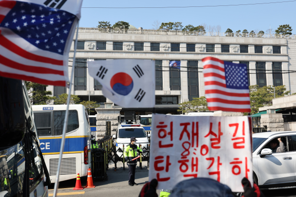 윤석열 대통령 탄핵심판 사건이 헌법재판소에 접수된 지 95일째인 19일 서울 종로구 헌재 건너편에서 윤 대통령 지지자가 탄핵 각하를 촉구하는 가운데 보행자와 대통령 지지자가 뒤섞여 있다. /사진=연합뉴스