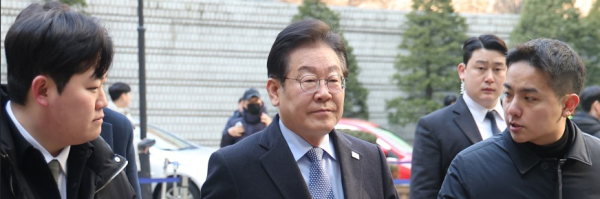 더불어민주당 이재명 대표가 14일 서울 서초구 서울중앙지방법원에서 열린 '대장동 배임·성남FC 뇌물' 1심 속행 공판에 출석하며 취재진의 질문을 듣고 있다. /사진=연합뉴스