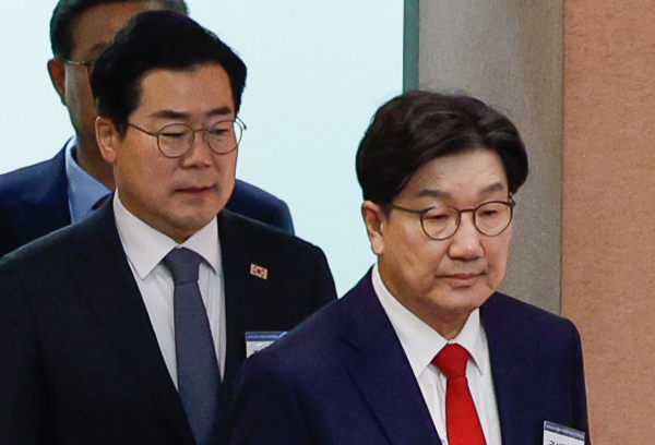 국민의힘 권성동 원내대표와 더불어민주당 박찬대 원내대표(왼쪽)가 지난 3월 16일 서울 영등포구 여의도 순복음교회에서 열린 한국교회 부활절 연합예배 2차 준비 기도회에 참석하고 있다. /사진=연합뉴스